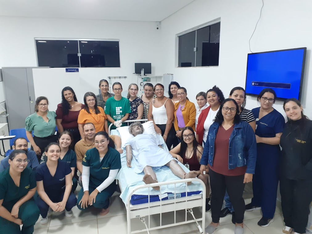 Registro de uma aula do programa Mulheres Mil, do Câmpus Itumbiara, realizada nas instalações do curso de Enfermagem da UEG